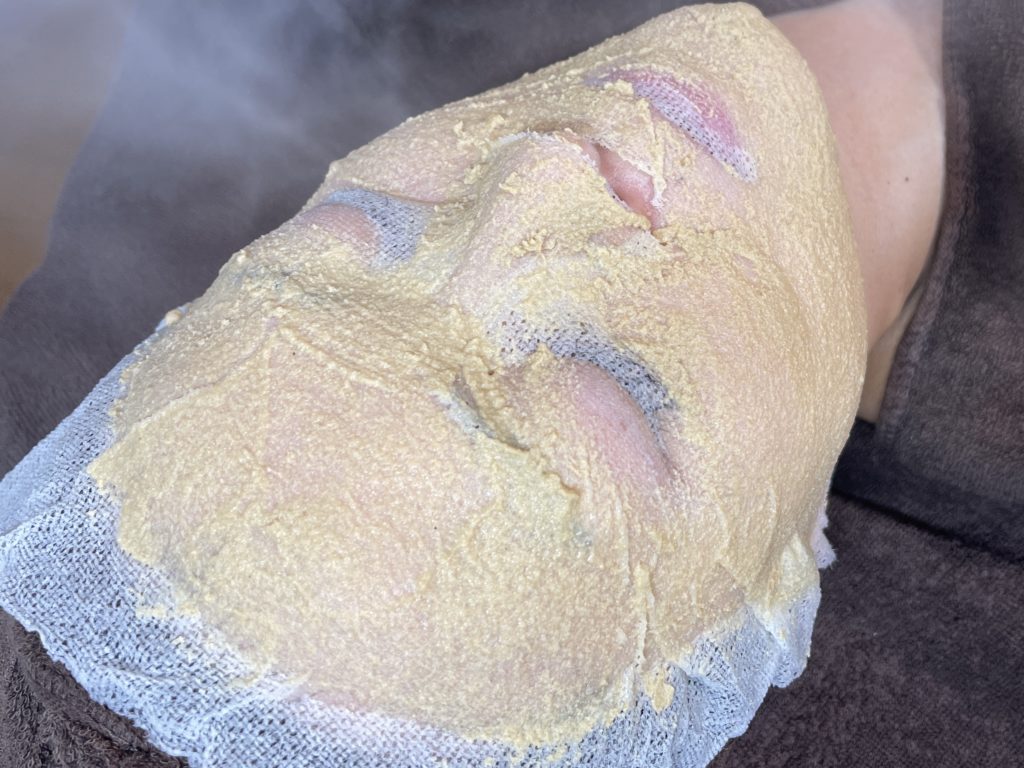 酵素フェイシャルの施術風景